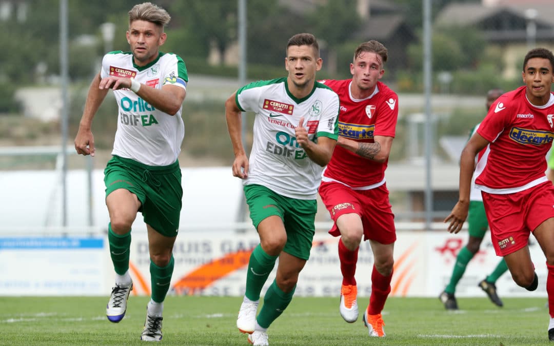 SAVIESE (VS), 4 août 2018. Football. Promotion League. Sion M21 - Yverdon-sport 0-1. François Marque (à g.) et le premier buteur yverdonnois de la saison, Janko Pacar.