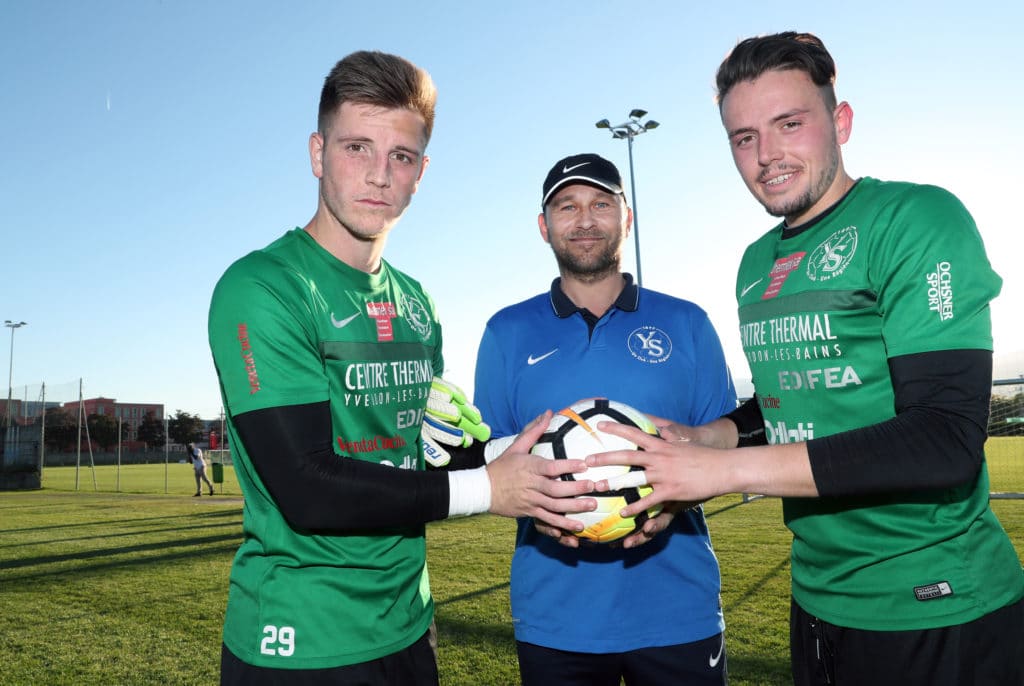 YVERDON (VD), 25 juin 2018. Football, Promotion League. Yverdon-Sport. Membre du staff, Alain Flückiger, entraîneur des gardiens. Avec Kevin Martin et Valmir Sallaj.