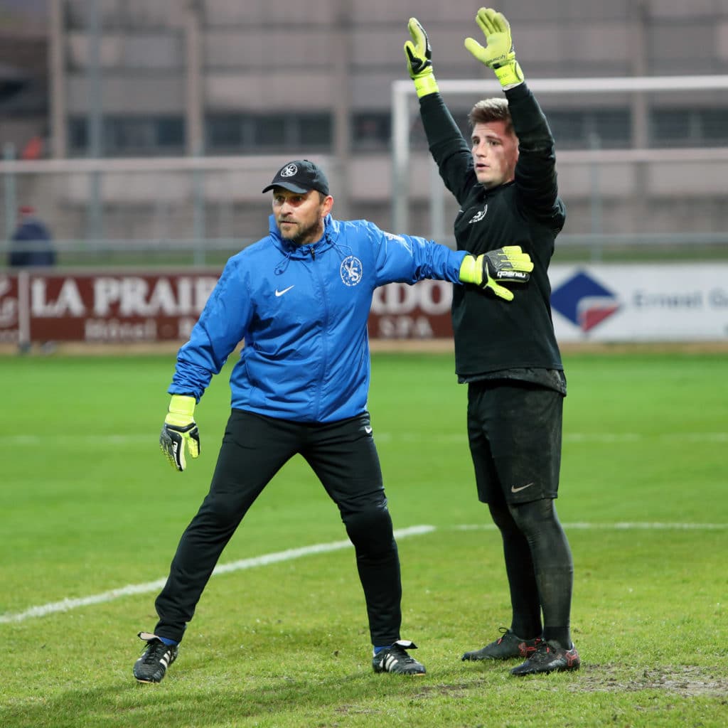 YVERDON (VD), 10 nov. 2018. Football, Promotion League. Yverdon-Sport. Membre du staff, Alain Flückiger, entraîneur des gardiens, avec Kevin Martin.