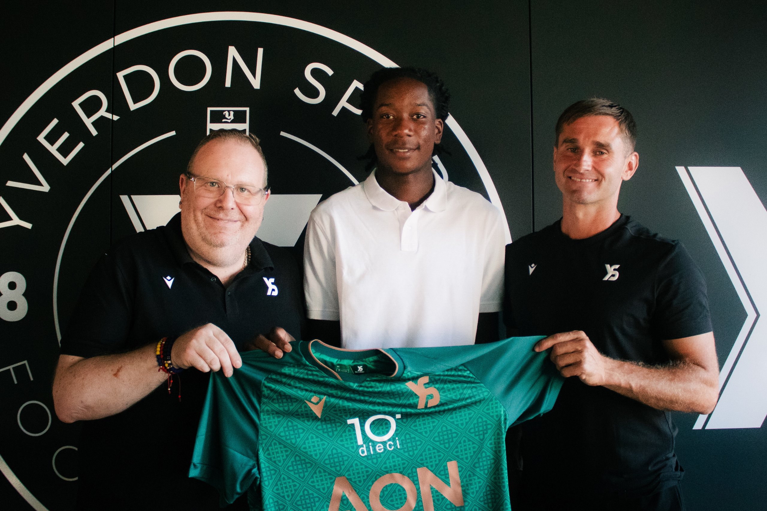 Guedalia Nsakala signe son premier contrat professionnel
